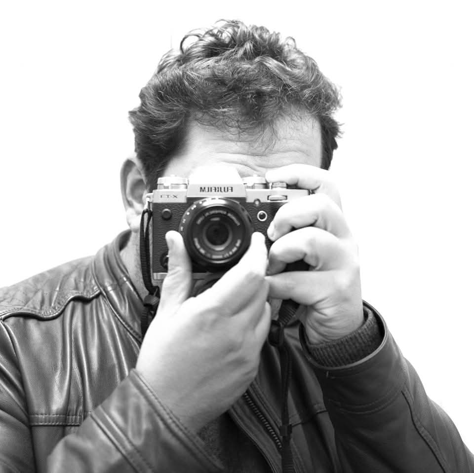 Angelo Greco con la sua macchina fotografica